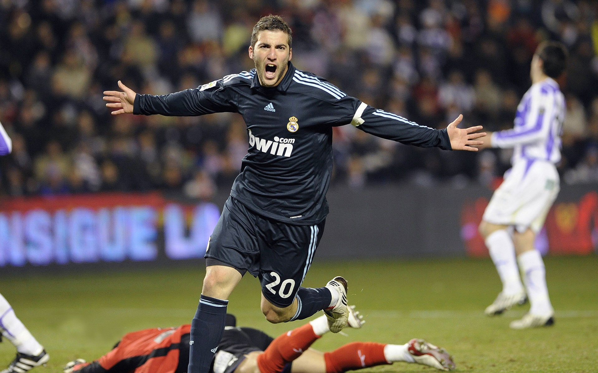 卡马文加临危受命,阿根廷血拼丹麦上演逆转奇迹